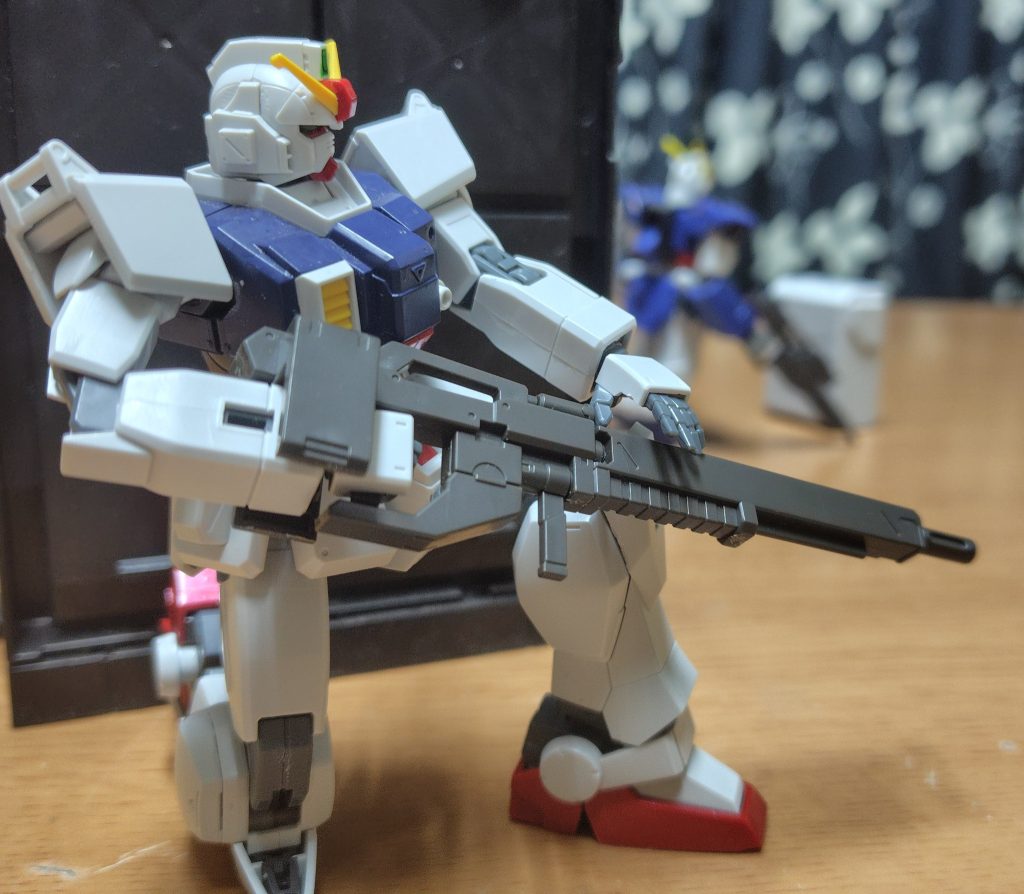 サブマシンガンにロングバレルを追加設定のスナイパーライフル。壁に隠れて遠くのウェポンコンテナに誘われる敵を待ってる。