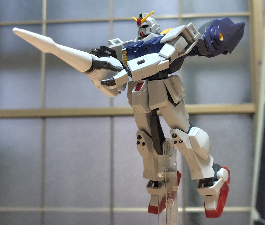 サブマシンガンにランスを追加。背面をミラソウル社製フライトユニット装備して一点突撃。