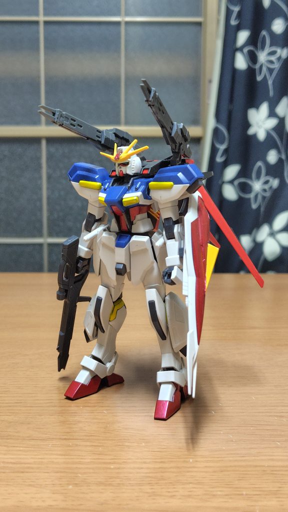 全体。青主体のトリコロールを足や胴回りを赤、ライン等を黄色に塗装。盾は赤塗装で。