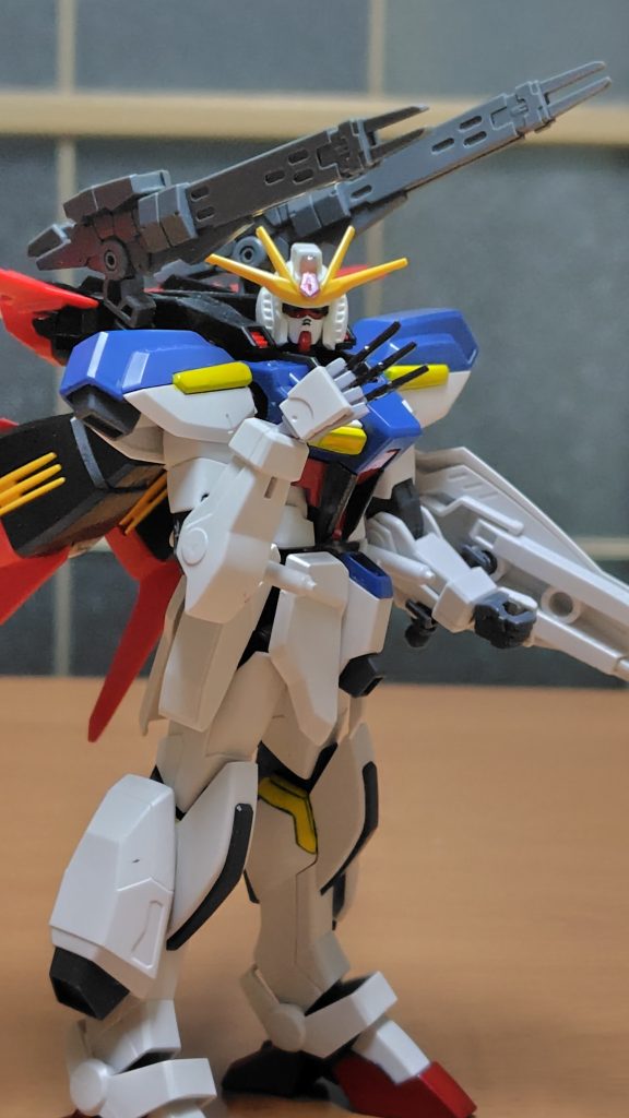 実は腰装甲にはサーベルラックの他に装甲貫通ナイフ・スティレットが格納されてる。右手に3本まとめて指に挟んで投擲準備。