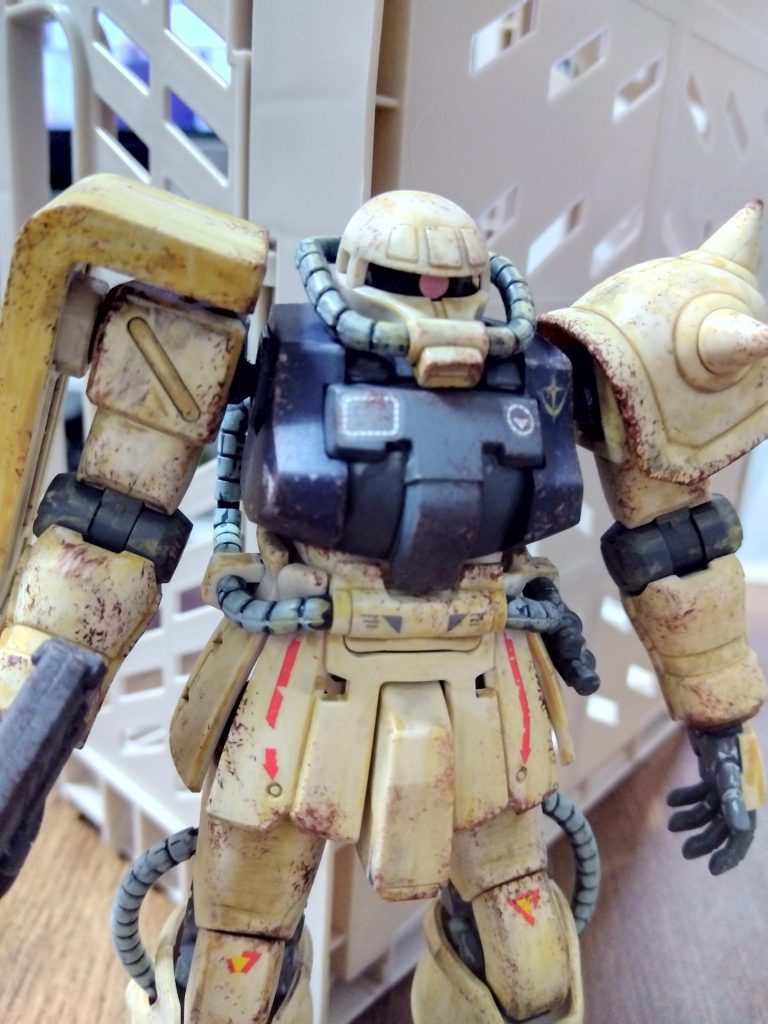 塗装はガンダムマーカーと、つや消しスプレーのみ。デカールは別売りの物を使って簡単仕上げになっています。