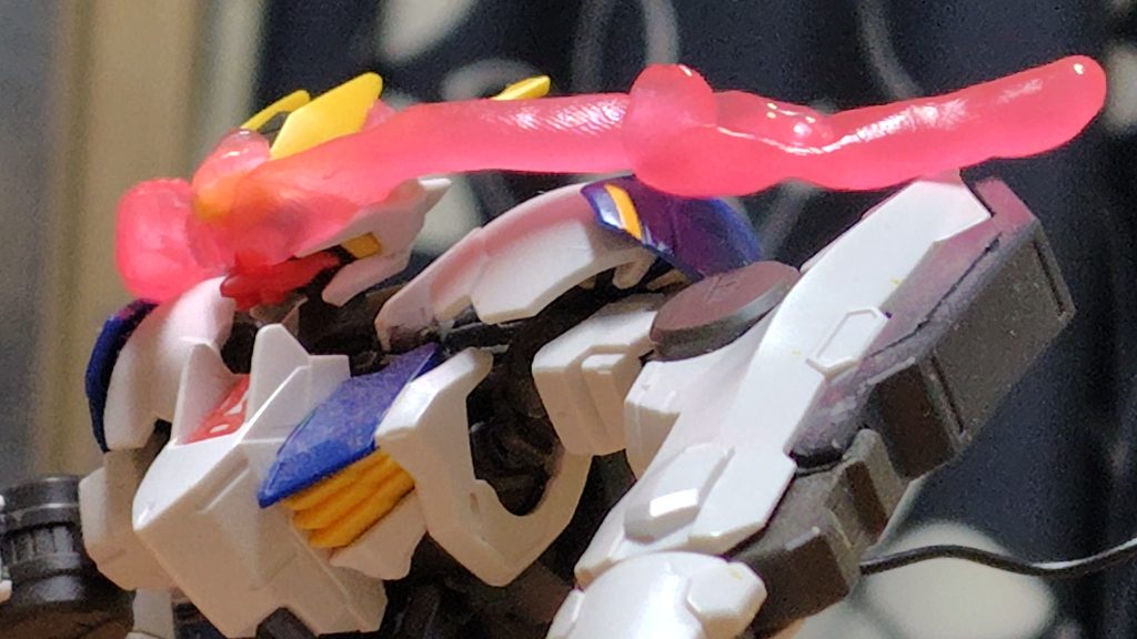 リミッター解除するとツインアイが赤く光って漏れ出る。