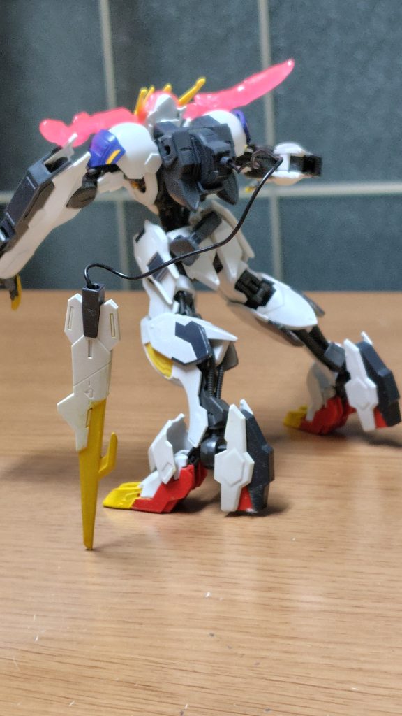 背部バックパックからはテイルブレードという尻尾型のブレードを装備。