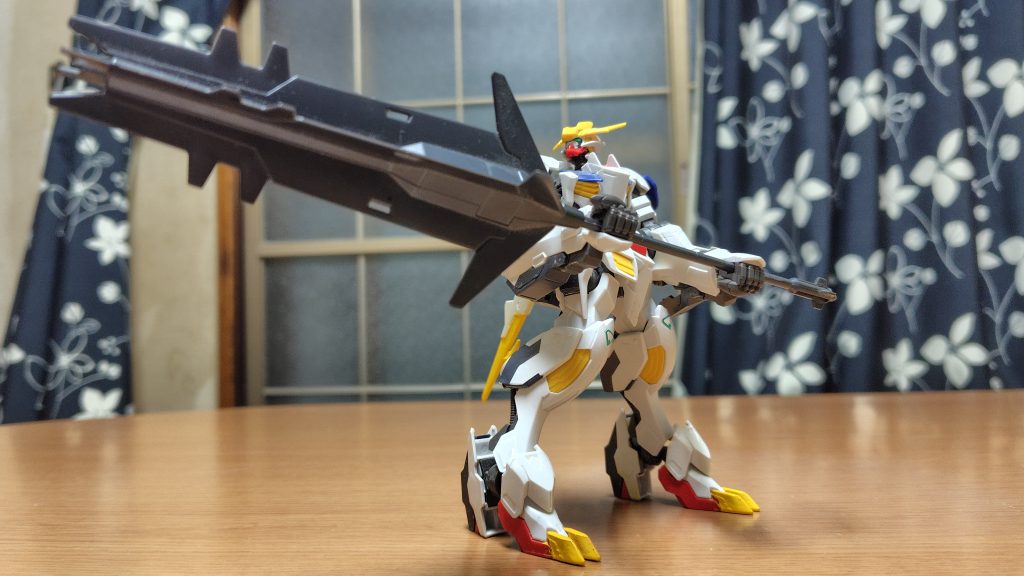 超大型メイスは伸ばすと本機を越える全長となる。