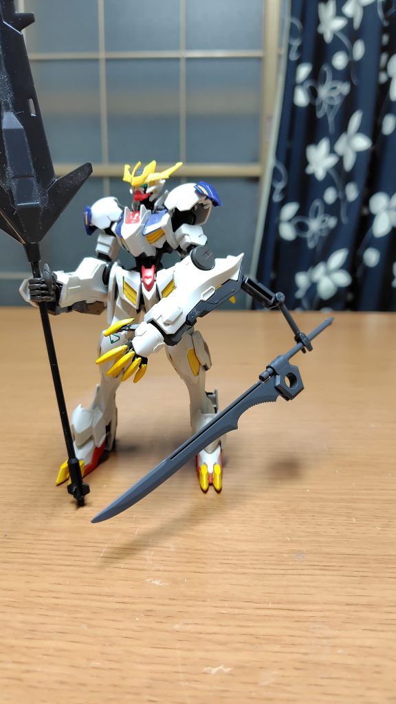 太い両腕には棒状のサブアームが隠されており、丸柄の武器ならグランドスラムでも保持出来る。