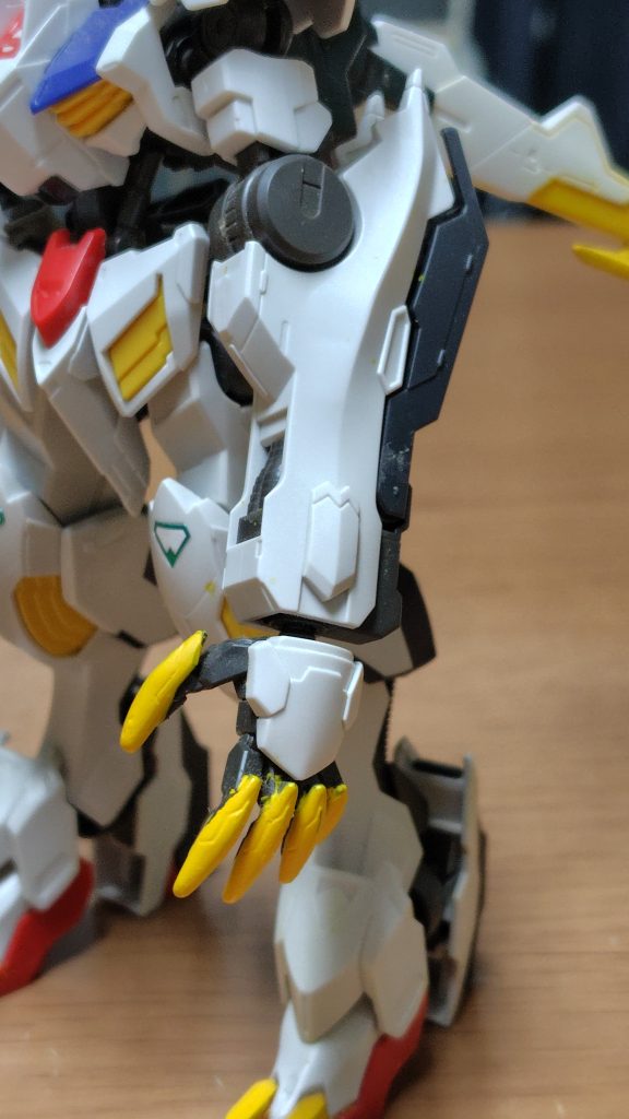 超硬レアアロイ製の爪はMSのコクピットを抉って握り潰せる程の握力を誇る。