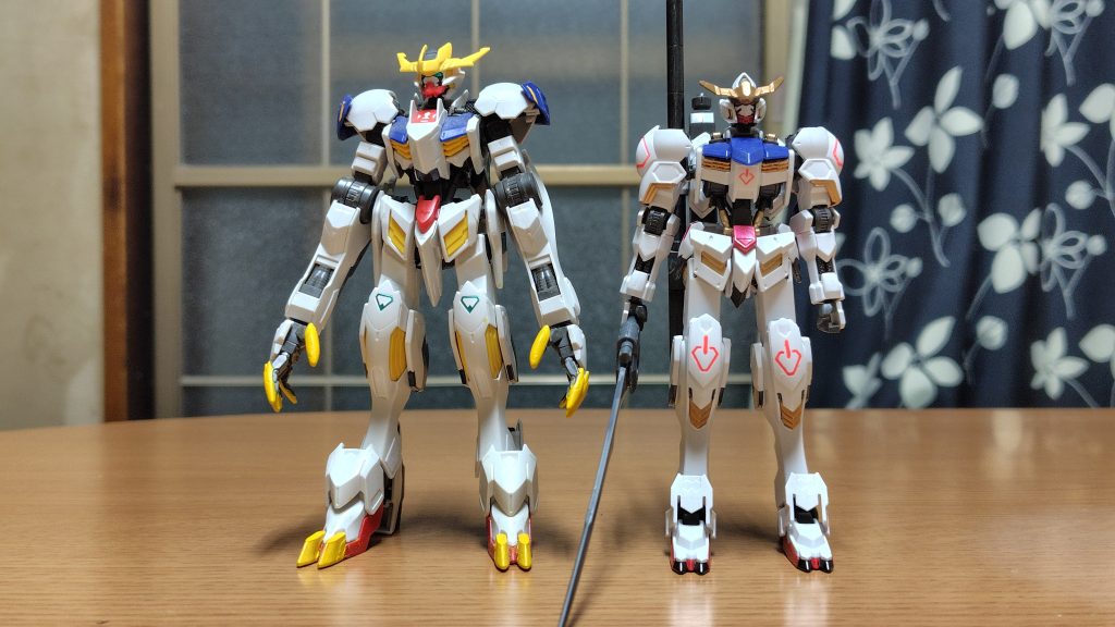 前に投稿したバルバトスと並べて。本来の細身の姿と度重なる現代改修と比べて肥大化した四肢の割に頭一つ分しか身長差が無いの驚き。