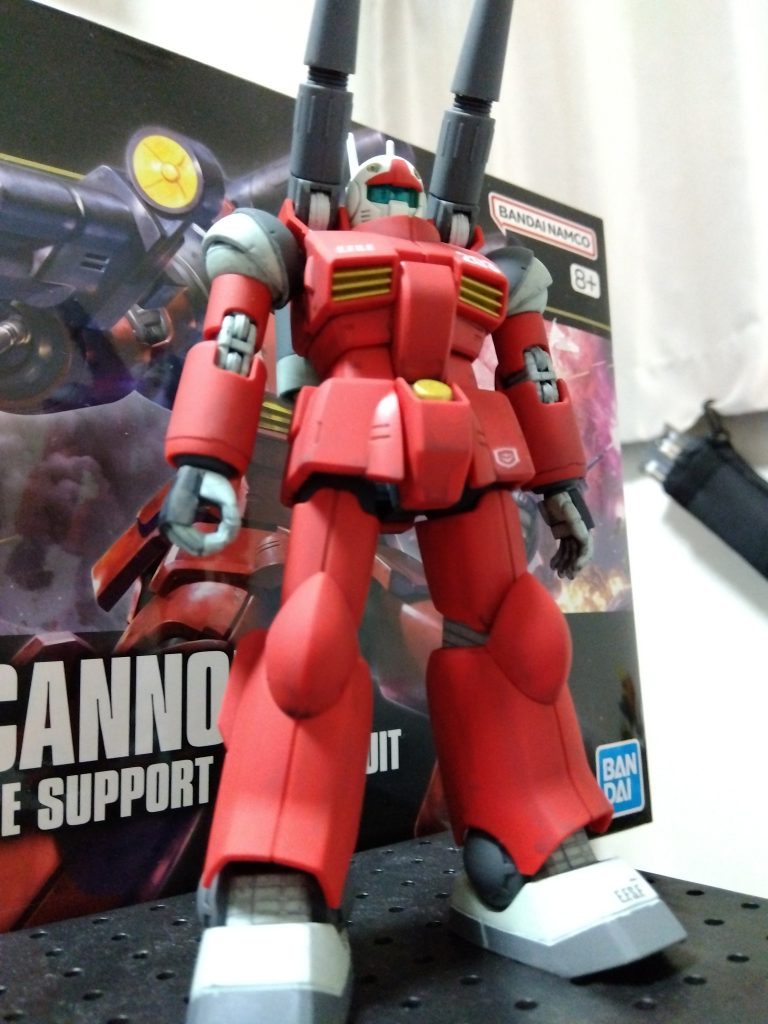 成形色を活かし、一部ガンダムマーカーで塗装。スミ入れと若干の汚しをしています。