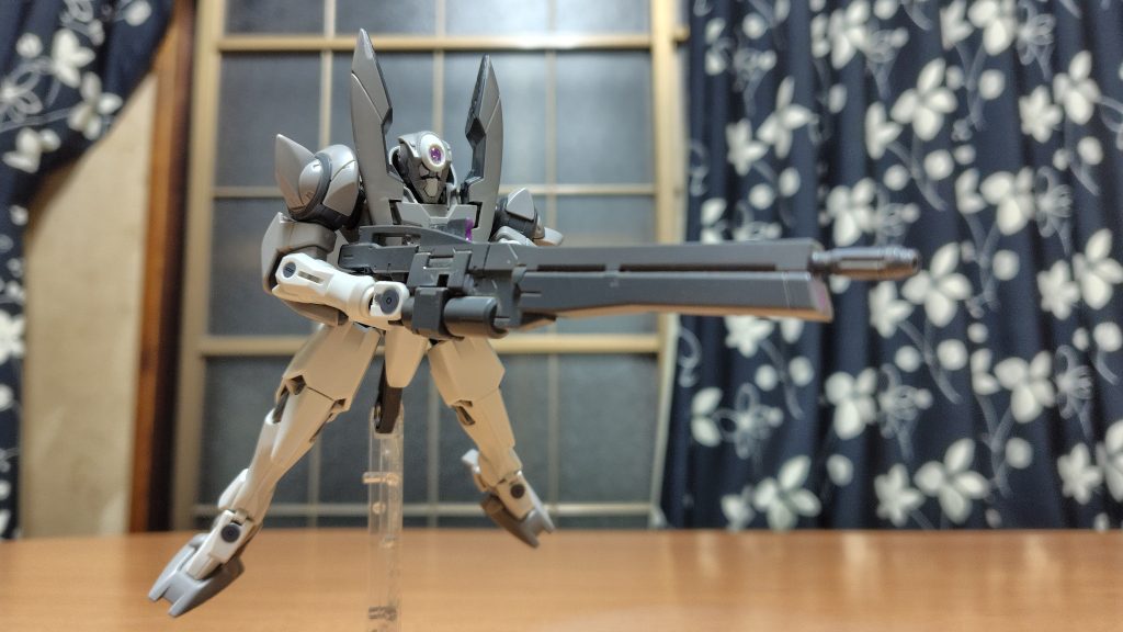 ロングバレルビームライフル構えて。