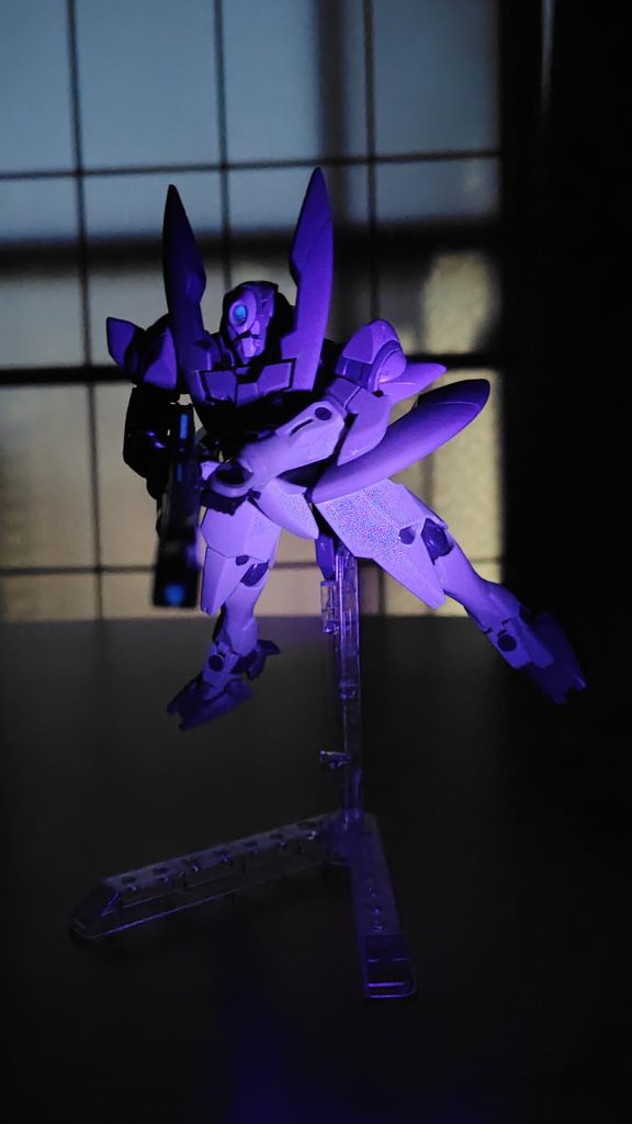 ライフルのセンサーもスコープ、ヘッドの額に蓄光パウダー塗布。