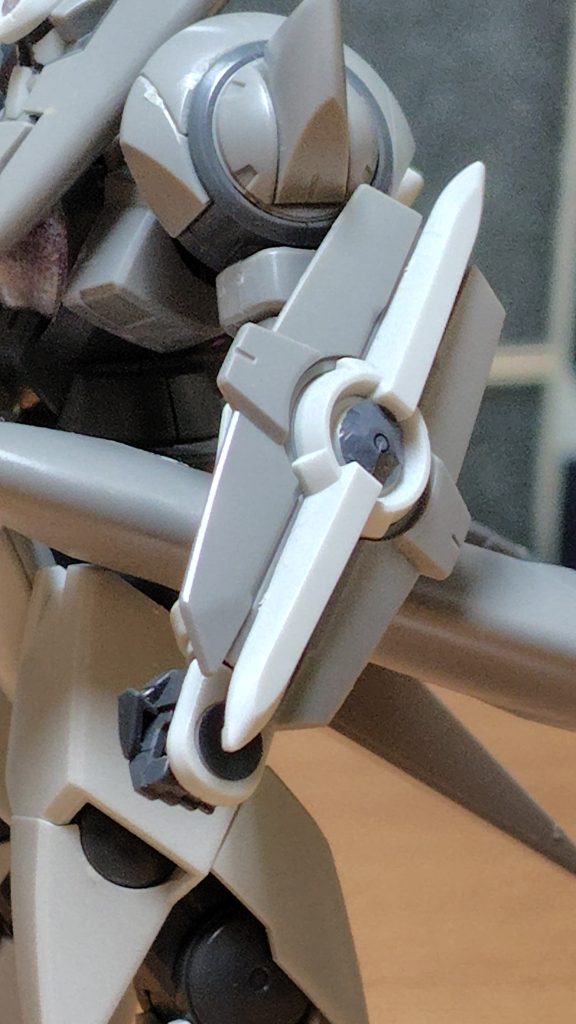 回転して弾くディフェンスロッド付きのシールド。ディフェンスロッドは回転しません。