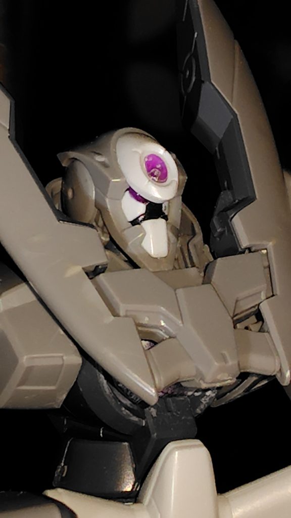 頭部。X字状のラインに四つ目のアイが有るが、今回は右上の眼のみ。