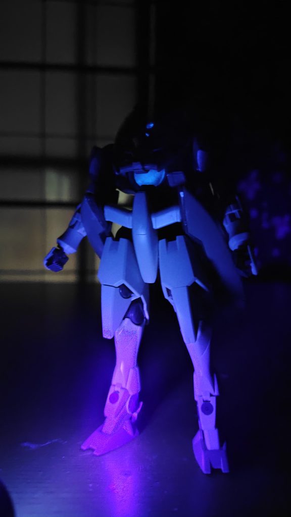 額センサーと右眼、GN-Tドライブに蓄光パウダーを塗布。