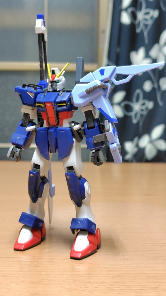 フロント。前回のツインアイダガーより胴体下部を白に。コクピット付近に挟む様に黒いラインも追加。