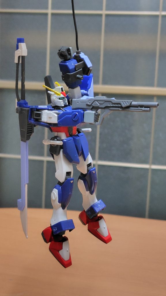 左手から射出されるパンツァーアイゼンで立体機動し、右手のショットガンで敵機を仕留める。