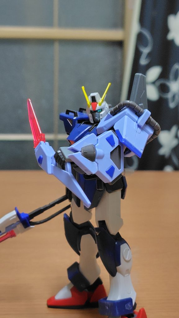 左肩装備のブーメラン構えて。