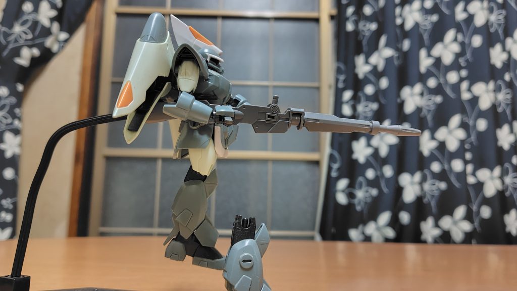 ビーム兵器構えたところで右脚切断されるジン。