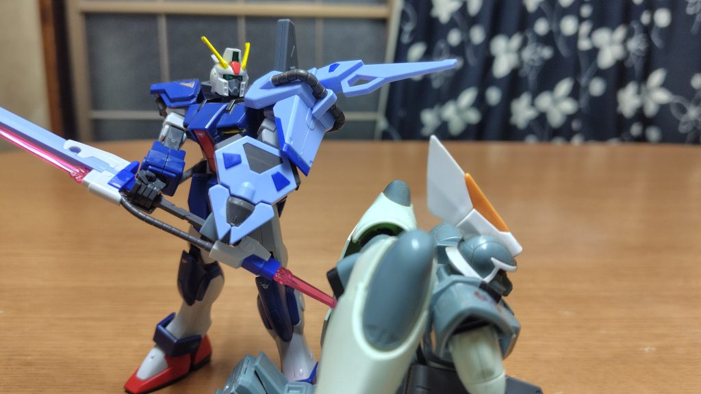 いざって時は柄尻に発振されるサーベルで刺す。