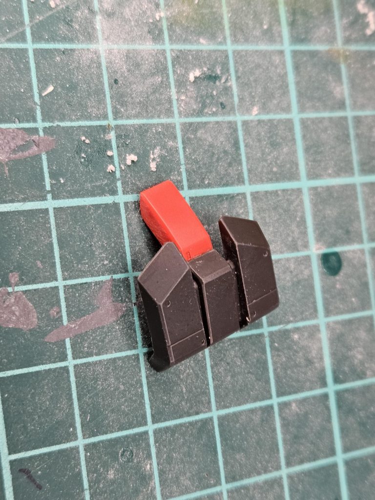 胸部増加装甲は鉄血のオプションパーツから取ってきた腰部パーツを張り付けました