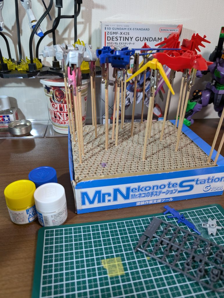 塗装前SDにしてはパーツが少し多かったです。結構ぎゅうぎゅうでした。