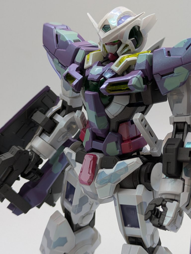 カラーリングを変え、白のクリアパーツはあらかじめマスキングをしてからサフレスで白を塗装。透け感とマスキングでクリアパーツが露出してる所を分けることで塗装とクリアパーツを楽しめるようにしました(*^^*)