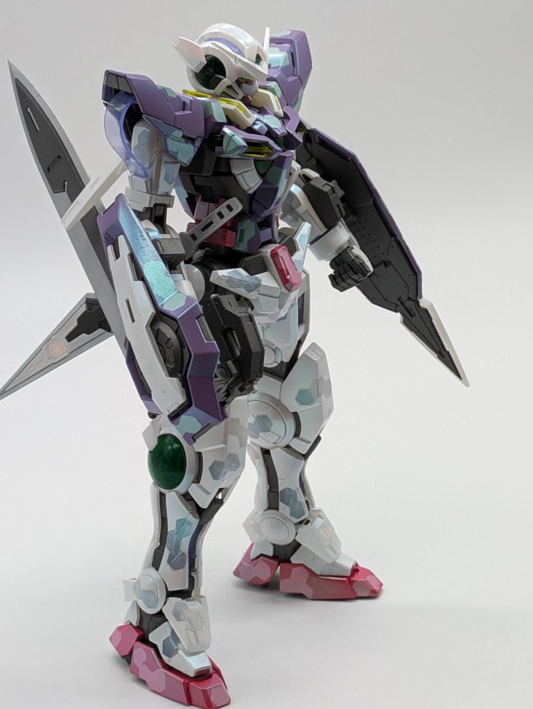 トップコートの前にエメラルドグリーンのパール粒子を装甲箇所に塗装して、光沢仕上げにしました。