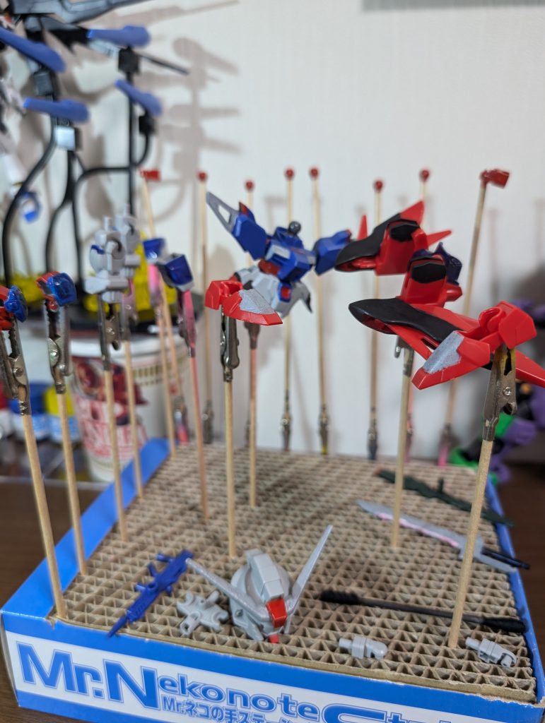 塗装後……意外と塗装するところが多かったです…全塗装してないけど…全て筆塗りです。はみ出した部分を綿棒で拭き拭き！そしてここでやらかしてしまったことが…可動するパーツに赤く塗装をしちゃった(⁠⁠╥⁠﹏⁠╥⁠)