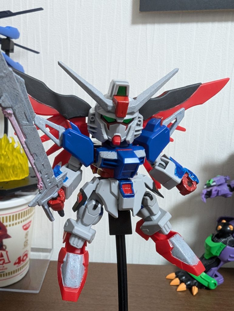 分身している時のデスティニーにしたかったので手を赤く塗装しました。後ろでエヴァメカゴジラがちらついてますねwwwグレーの塗料がなかったので黒と白を混ぜました…少し汚いけど…（少しどころではない…）