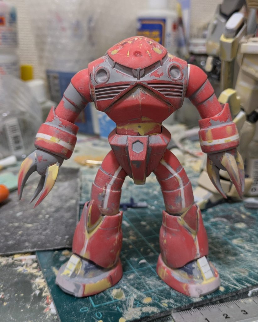 だいたいの工作が終わったところ。脚全体はランナーとプラ板かまして一回り大きくしてます。足首だけは一旦カットしてジャンクパーツのヘイズルのふくらはぎを加工して膨らみを足してます。