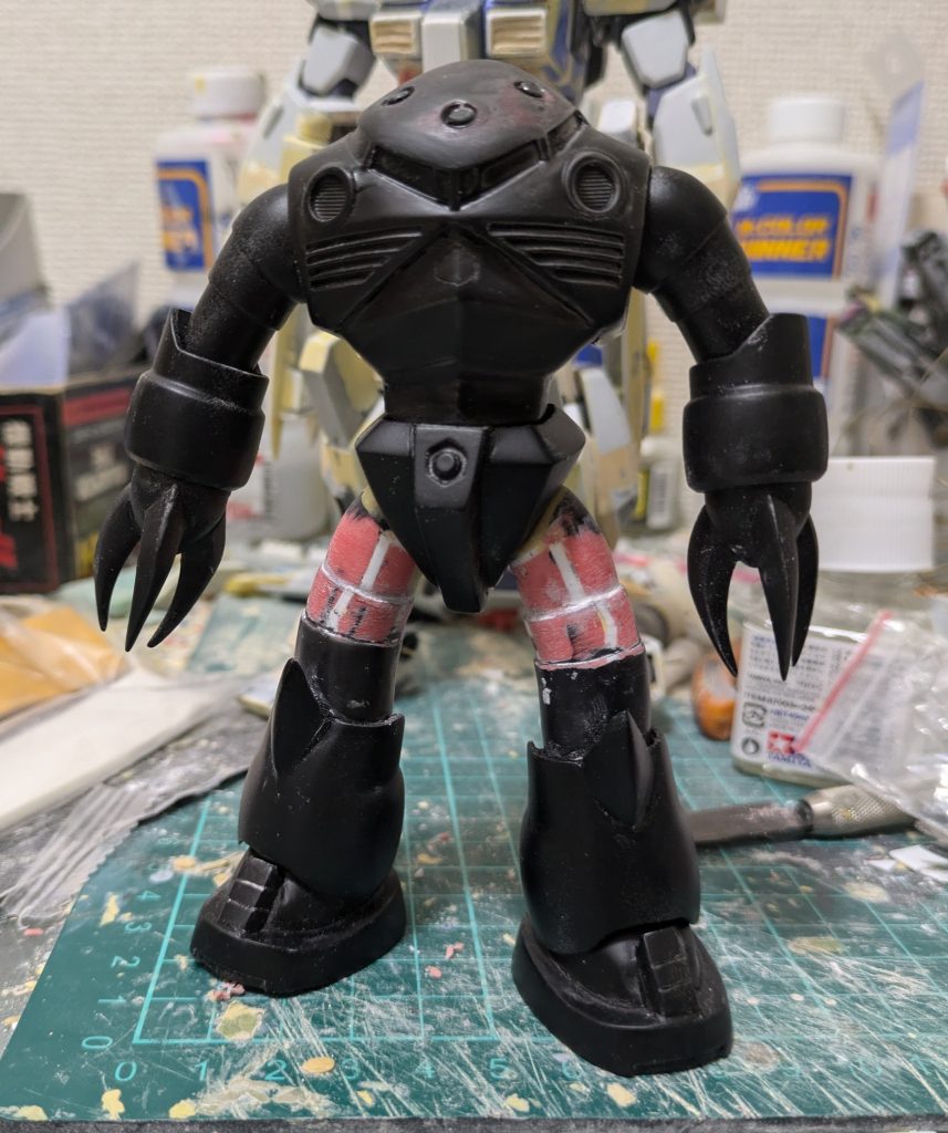 黒サフ吹いた後、どうしてもガニ股感が拭えないので太腿を再切断して角度を修正しました