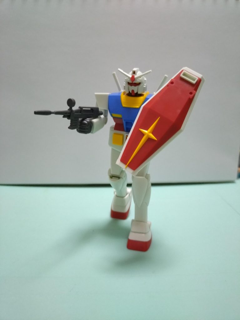 まあ取れるポーズも制限ありまくりですが、足首はボールジョイントです。なので旧キットよりは接地性ありますね。誤差レベルですが。組み立てはタッチゲートとの事ですが、やっぱりタッチゲートだと少し抉れますね。まあ許容範囲ではありますが。