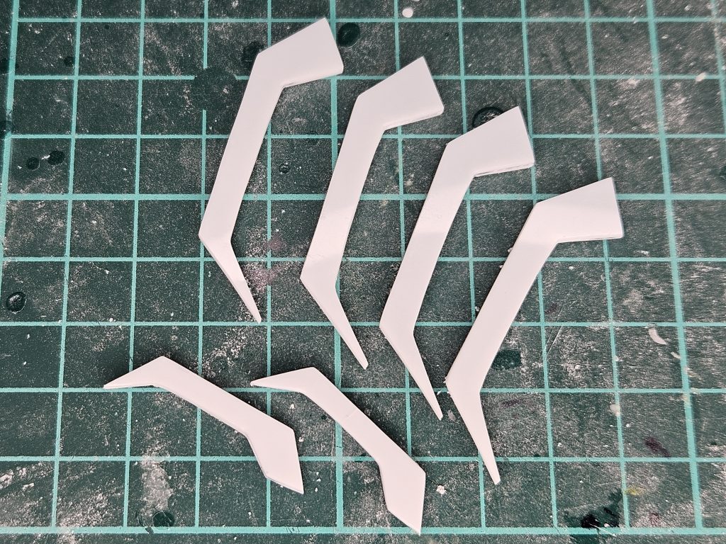 クローはまさかのプラ板を重ねてフルスクラッチしました