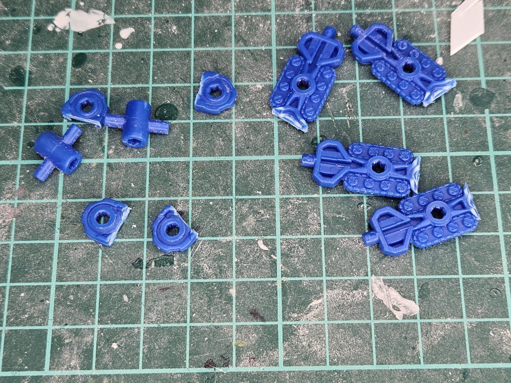 フランドールの羽の失敗作が右上にありますが、そんなの気にせず。クローの関節には懐かしき猫武装のパーツを流用しました