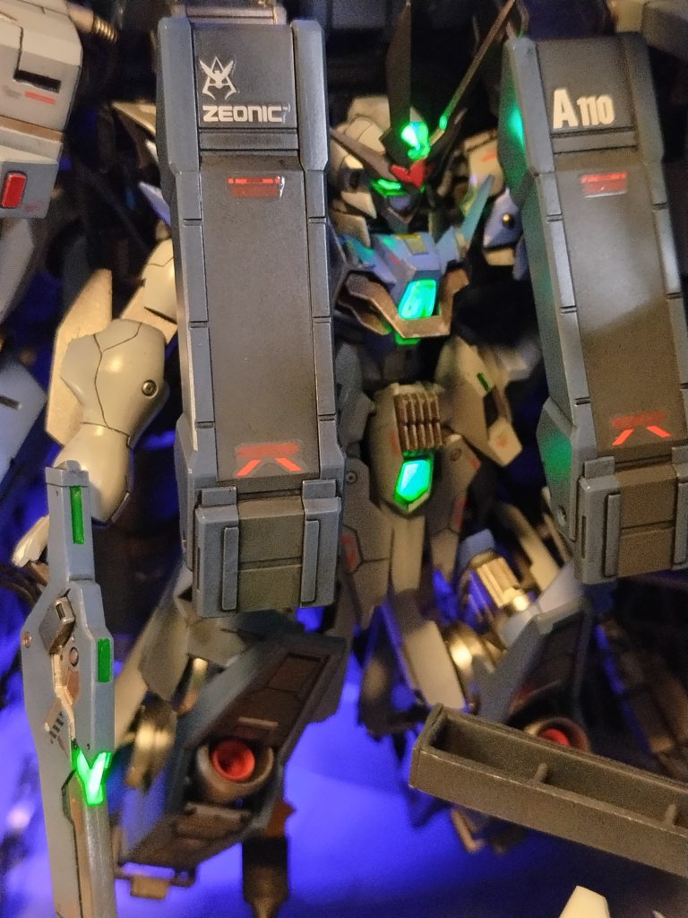 大型キットのイメージはジオンと思い、デカールはジオンを選択。