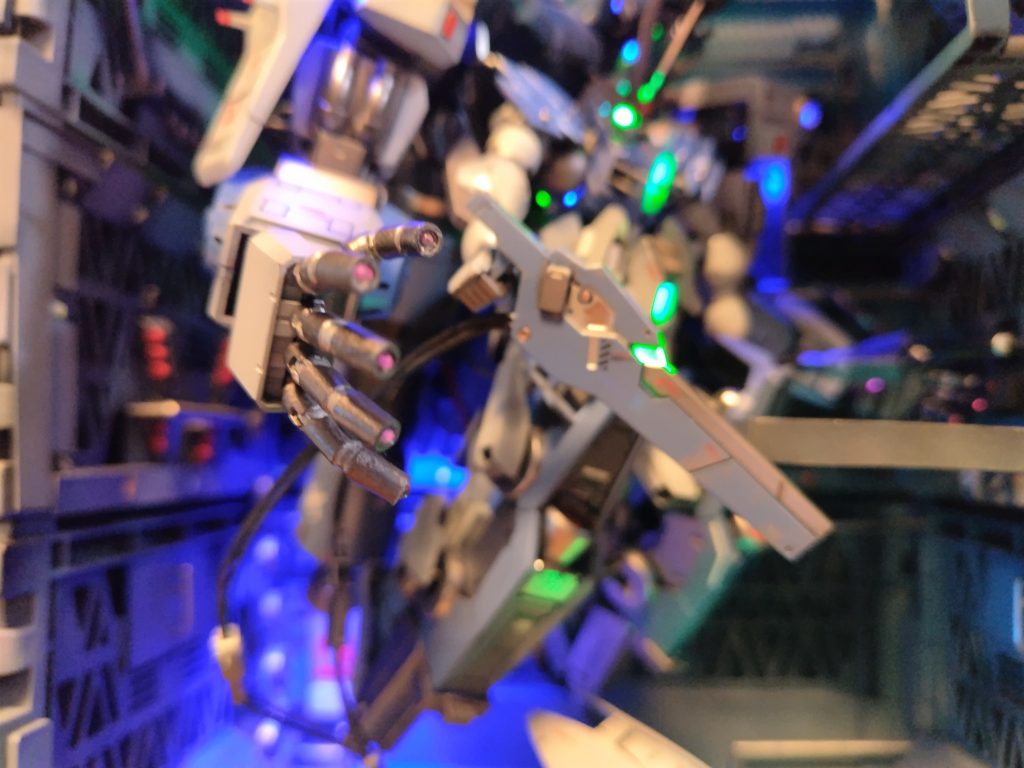 指先も光ります。