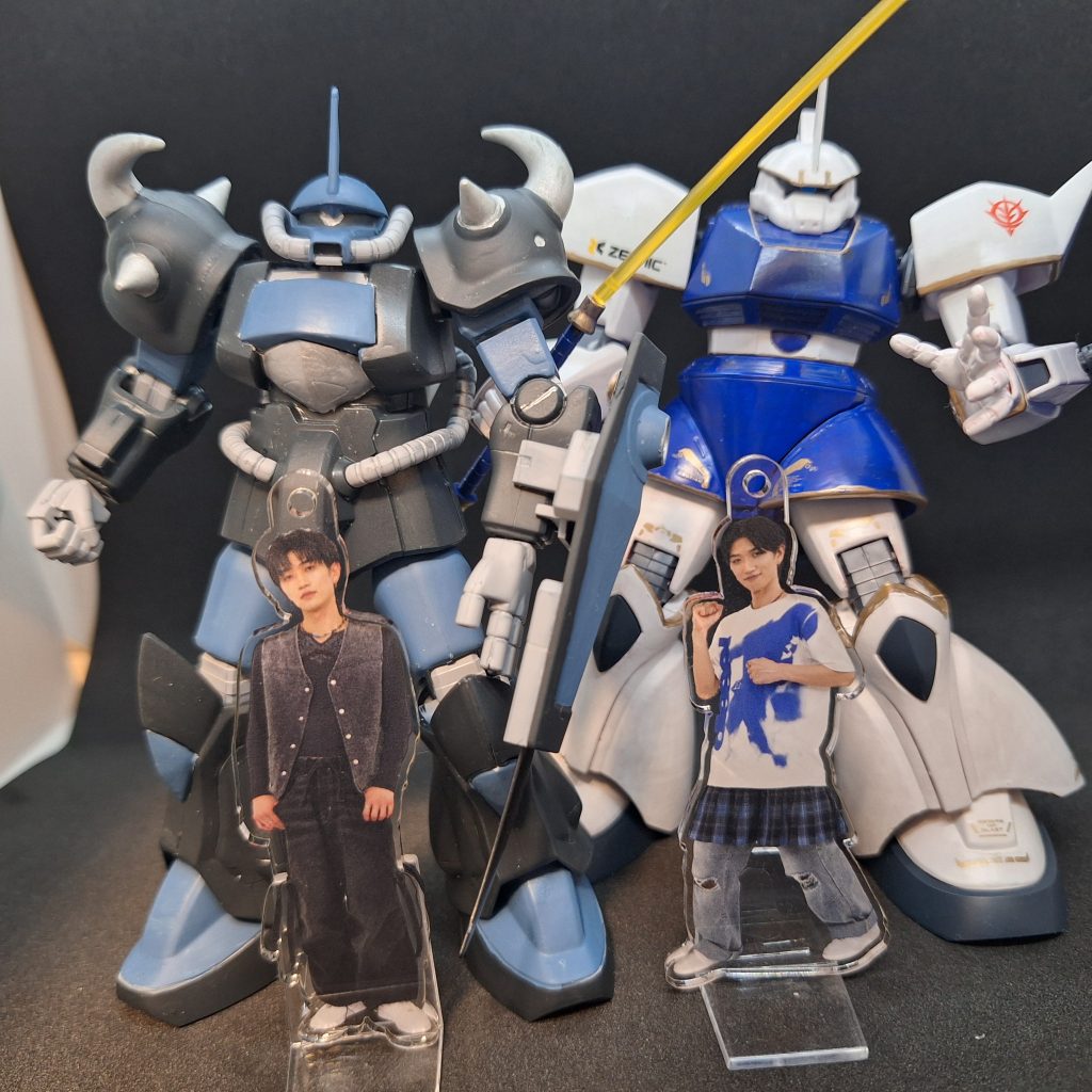 前に作った推しメンカラーのゲルググと飾ります。