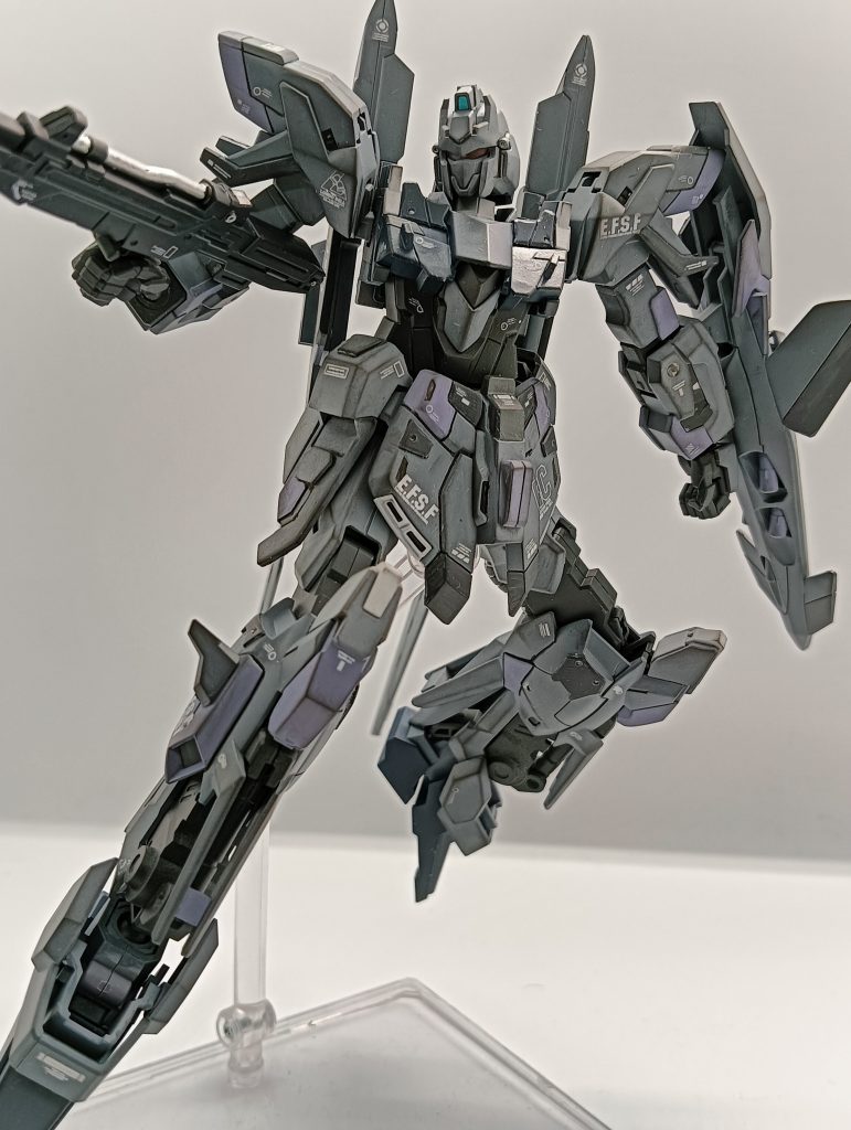 リアのウイングはフリーダムのパーツを合体させて、スカートはシナンジュスタインのパーツを使って全体的にスタイルアップをしてみました！シールドには余ったウイングのパーツを切り出して、ウイングガンダムっぽいシールドにしてみました(gandam-hand2)