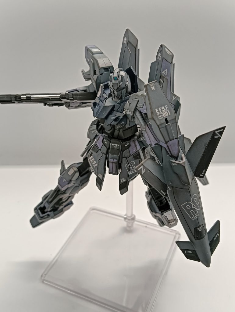 カラーリングは色々悩みましたが、改修版として作りたかったので、原色カラーをベースにしあげました！プラ板や段落ち加工を頑張って、RGのパーツ分割感が出せれたかと(gundam-kao5)プラ版加工はまだまだ上手くなりませんが、頑張ります、ありがとうございました🙇