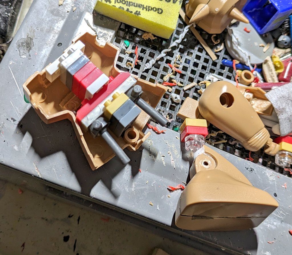 ポーズ固定だけど、関節位置が決まらなかったり、シンメトリーが狂ったりする時の対策。ダイソープチブロックをフレームにしてボールジョイントやアルミ線を仕込むと、関節位置が決まって安定する。  