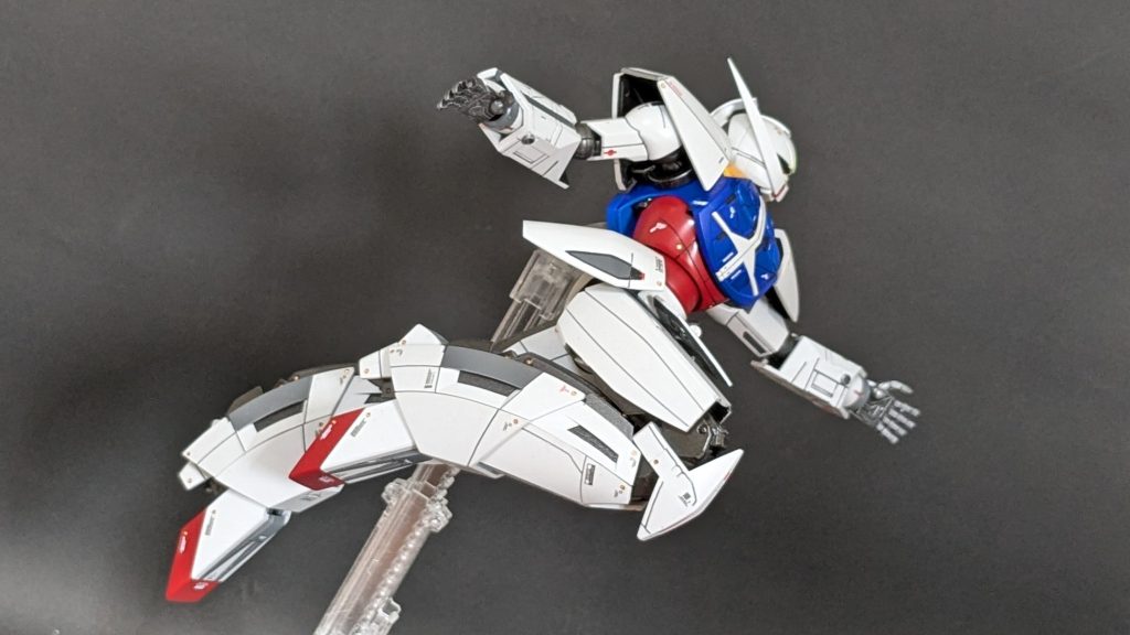 左右の脚の円弧ラインが繋がるデザインが美しい