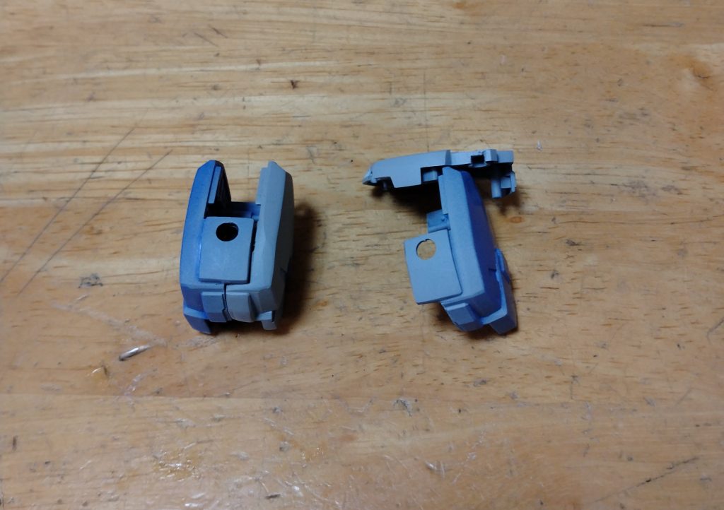 肩は分割ラインの変更をしました。カットで余分に削れた分をプラバンで補い、また整えるなんてことをやっているうちに、部品が一部折れました。やるんじゃなかったと後悔しています。