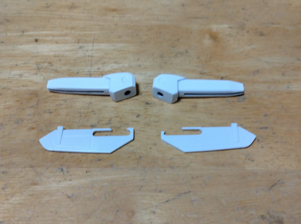 頭部のインコムと肩の翼は、後ハメ加工にしました。翼を通すスリットが狭くなってしまい、それが入らなくなってしまいました。スリットを削って、翼を無理やり押し込めました。