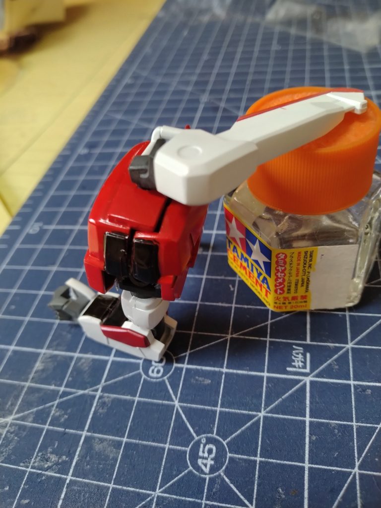 肩の分割ライン変更の結果です。両肩とも合わせ目は背面側に来るようにしたので、取り付けてしまえば出来の悪さは気になりませんでした。