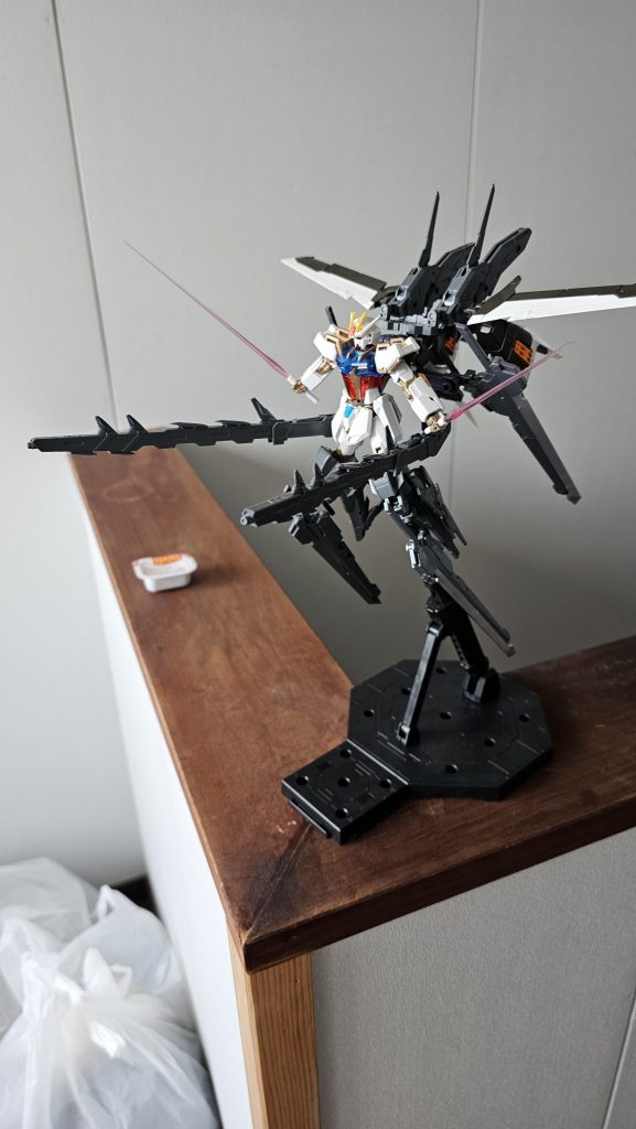 作成前の試作版を載っけときますwビームサーベル込み、脚部にも刀が付いていて計10刀装備してましたw写っているのは本機とは別機体の初代ストライク君で以前簡式WRMS(ウエポンラックマニューバストライカー)を装備してた子ですw