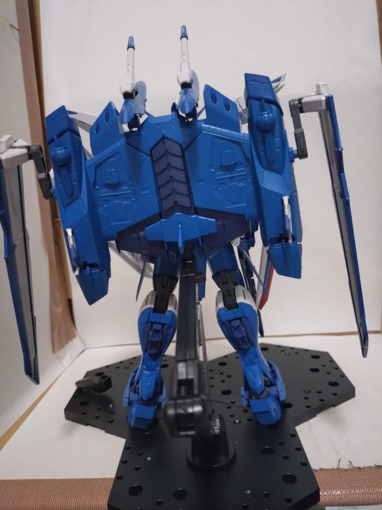 部分部分は、ティターンズカラー２や、エアリアルブルーを使い、シールドはデスティニーレッドを織り交ぜてカラーリングしました。