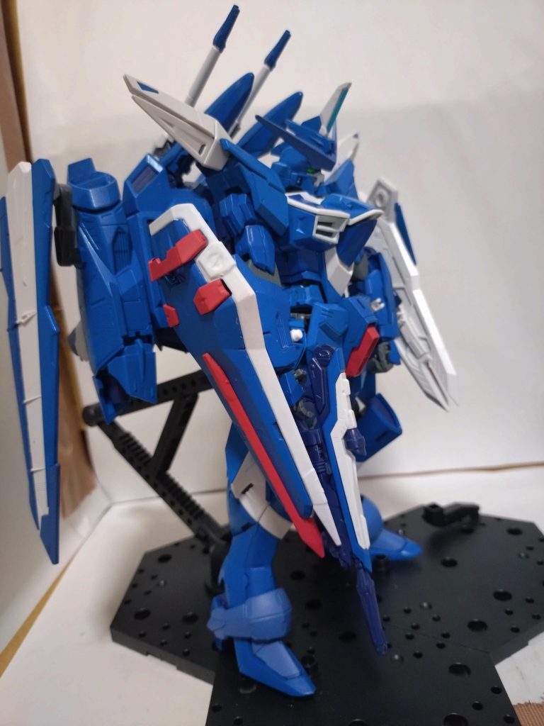 右腕にもシールドをマウントして、ツインシールドで防御力をアップさせてます。