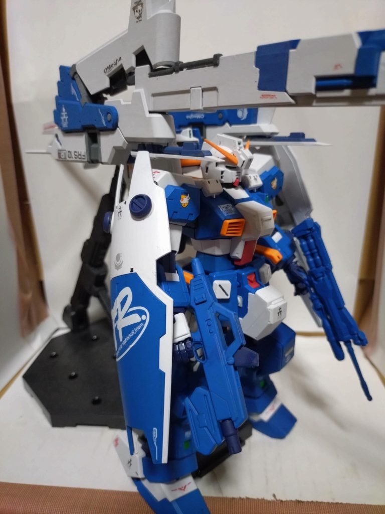 シールドは2タイプありますが、どちらもカッコいいので、両腕にマウントしました。ビームライフルも両手にマウントしたかったので、左手のライフルは、他のモデルから流用してます。