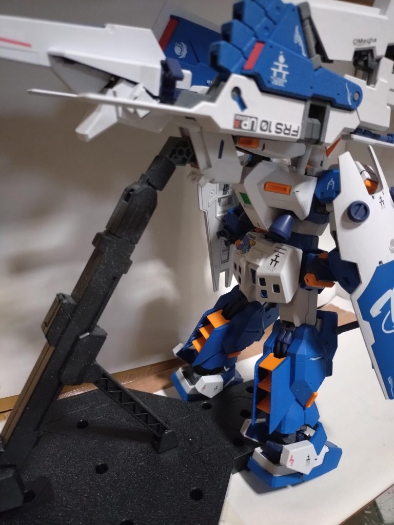 フルドドパーツは、なんせ長いので、アクションベースに乗せないと自立不能です。