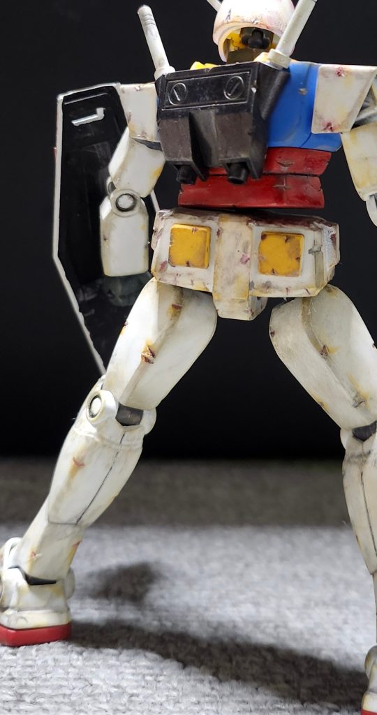 主な改造ヵ所首、、、元のグレーのパーツに穴を空け、ボールジョイントを挿入。肩部、、主に穴を空けボールジョイントとEGガンダムの肩関節を使用それに合わせてもとキットの二の腕はプラ板とパテで少し、腰部、、素立ちでハの字にするためた大腿部の真上にボールジョイントを位置を調整し接着。バックパック、、細いプラパイプを良いんかじに切断し接着。大腿部※使用キットは、ボールデンアームズとEGガンダムの肩関節のみ