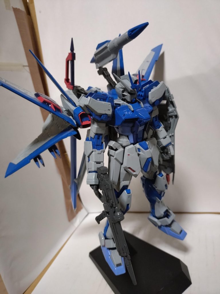 素組みしたストライクルージュ、オオトリ装備をバラして、好き勝手に新たに塗装してみました。以前に投稿した、ストライクルージュのブルー?バージョンに続いて2作目になりましたが(^^)